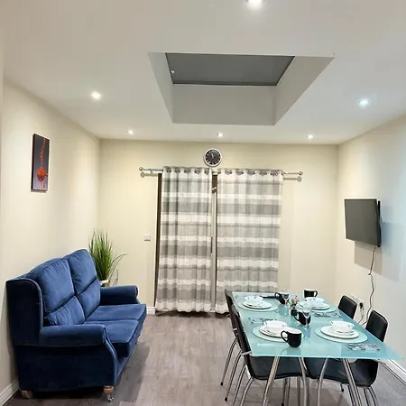 Garth House, 66 Clarence Street, Apartman *